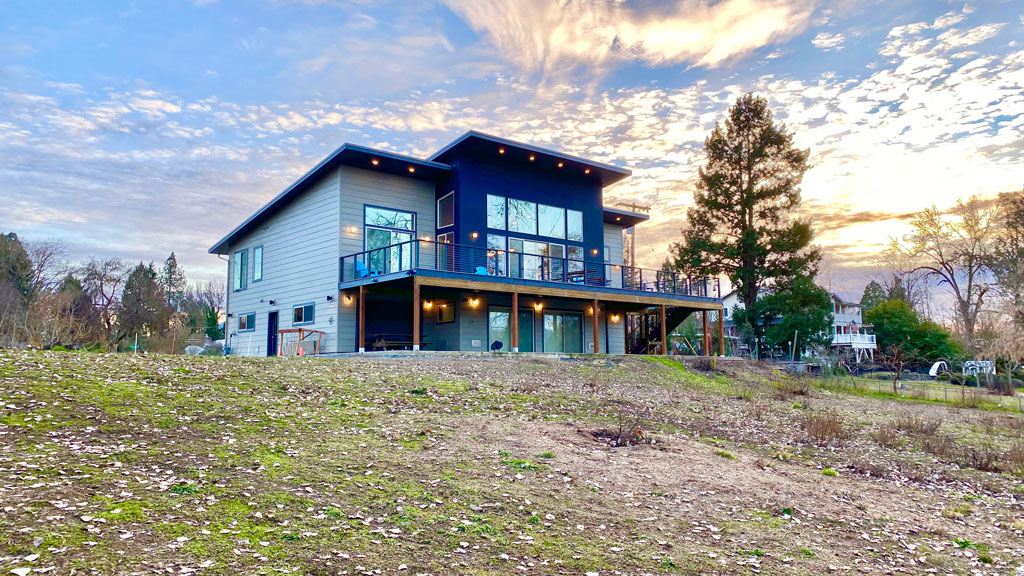 Grants Pass Fully Furnished 3 Bedroom River Front Vacation Home Rentals