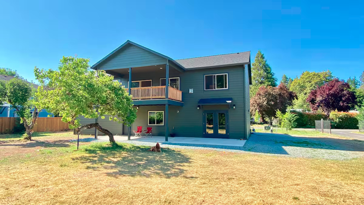 grants pass vacation homes with kitchen